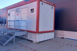 Kontener Sanitarny Damsko Męski Ze Zbiornikiem Na Feklia I Schodami Kontener sanitarny damsko - męski